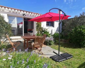 Maison Indépendante Avec Cour et Jardin Dans le Port - Ile d'Yeu - Patio