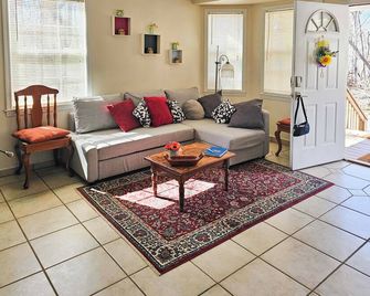 9 Mi to Devils Fork State Park Getaway with Porch! - Salem - Living room