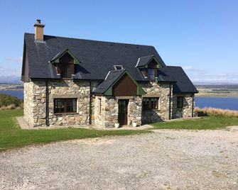 In the heart of the Highlands located on a Private Sporting Estate - Lairg - Building