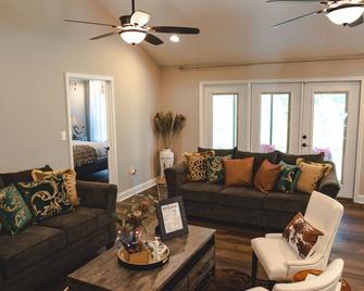 Cozy Newly Built Home Located In Rainbow City Al Convenient To Highway 759 & 59 - Rainbow City - Living room