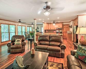 Waterfront West Point Lake Cabin with Private Dock! - La Grange - Sala de estar