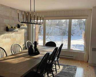 Lakefront Chalet/Family Home- Beautiful Water Views, Hot Tub, Outdoor Activities - Rawdon - Dining room