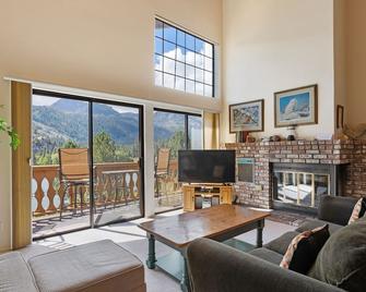 Interlaken 38, rustic condo with views for days - June Lake - Вітальня