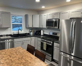 Hilltop house overlooking Whitewater Lake with beach & boat access mins away. - Whitewater - Kitchen