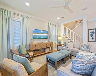 Wow Renovation, Nice Porches, & Tower, 4 Houses to Beach in Seaside + 2 Bikes - Seaside - Sala de estar