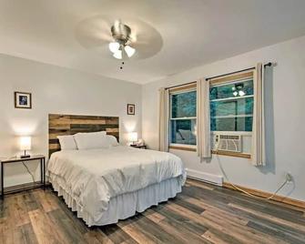 Falls Edge Farm Cottage - Benton - Bedroom