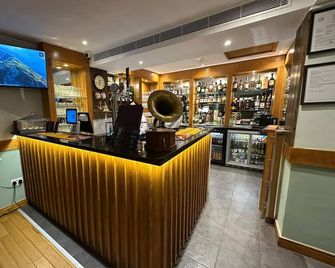 The Bell and Bottle - Farnham Common - Бар