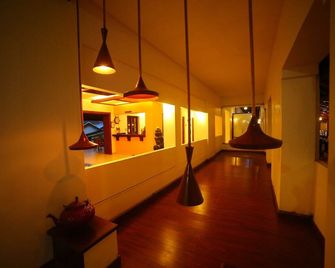 Old Lighthouse Bristow Hotel - Kochi - Hallway