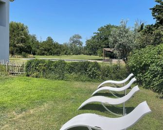 360 m2 farmhouse with swimming pool and spa set in 8000 m2 of land - Cavaillon - Innenhof