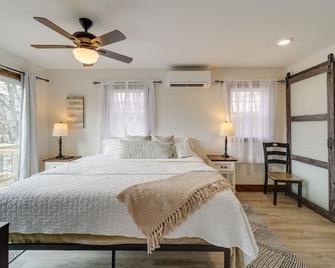 Hilltop Hideaway w/ Scenic Views & Hot Tub! - West Jefferson - Slaapkamer