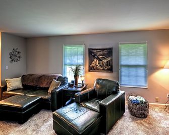 Stylish Retreat: Hot Tub, Spa, Arcade, Pinball wpafb Museum - Dayton - Living room