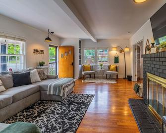 Updated Central Cottage - Casper - Living room