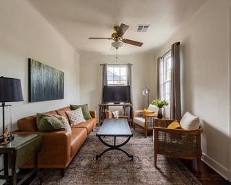 Family Friendly in Quiet Neighborhood, Parking - New Orleans - Living room