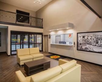 Super 8 by Wyndham St. Louis North - St. Louis - Lobby