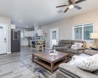 Refreshing and Spotless 4 Bathrooms 22 - Ridgecrest - Living room