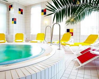 Hotel Schloss Schwarzenfeld - Schwarzenfeld - Pool