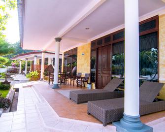 Tanjung Pesona Beach Resort And Spa - Sungailiat - Patio