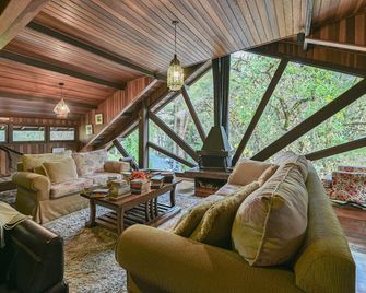 Pousada Cantos e Contos - Monte Verde - סלון