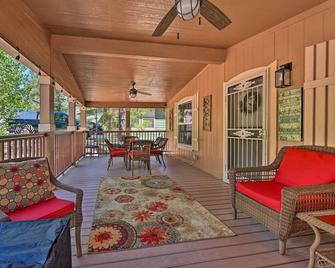 Near Hiking Munds Park Cabin with Deck and Yard - Munds Park - Patio