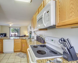 Airy Biloxi Condo With Patio Walk to Bea - Biloxi