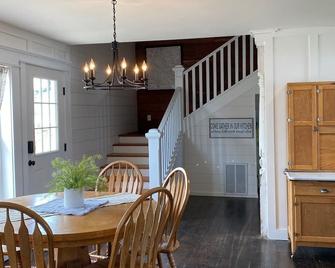 1887 large Ferndale Farmhouse with amazing views! Completely updated. - Ferndale - Dining room