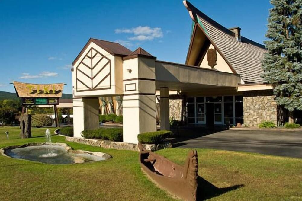 Tiki Resort - Lake George - Building