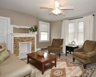 Peaceful Getaway in a Quiet Walking Neighborhood - South Heights - Wohnzimmer