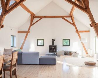 Enjoy nature in the countryside in a large cottage on the lake with beautiful garden - Pawesin - Sala de estar