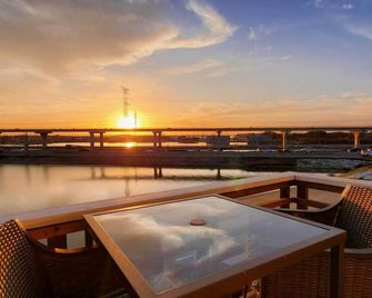 Secluded Seabrook Waterfront Home with Patio! - Seabrook - Balcony