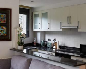 HomeSweetViews Anyós - entire apartment wifi views and parking - Anyós - Küche