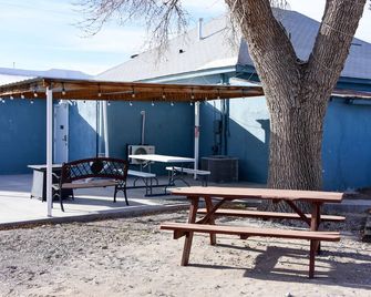 Carmen's Marfa Hotel/Ruben Room 2 Queen Beds - Marfa - Patio