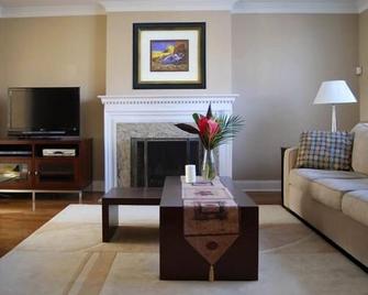 Toronto - Central Location, Classic Leaside Neighbourhood - Toronto - Living room