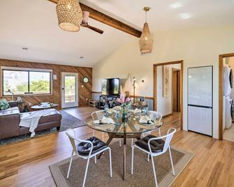 Walk to Bay and Boat Launch Beach House in Avon - Avon - Dining room
