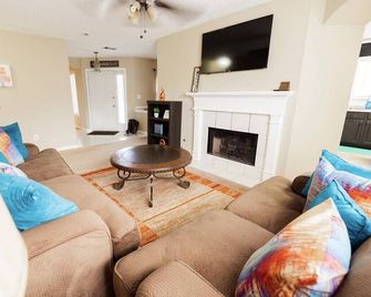 Cozy 3 bedroom, Centrally Located, Perfect for a family - Montgomery - Living room