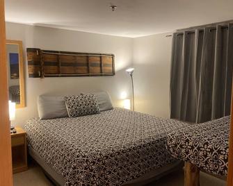 Spacious Ski In-Ski Out 1BR with Fireplace & Hot Tub - Carrabassett Valley - Bedroom
