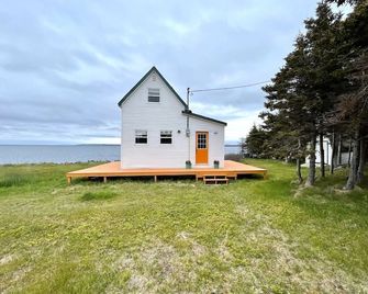 Take it easy at this tranquil getaway, only steps from the beach! - Grand Bank - Building
