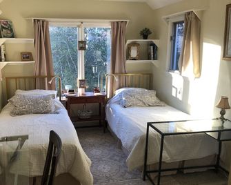 Fine Art and Garden Views near Bethesda metro - Bethesda - Bedroom