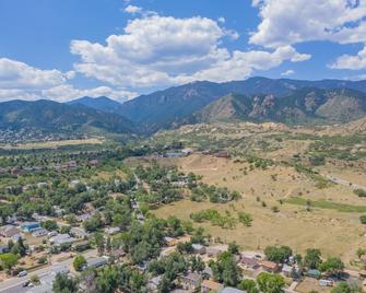 Romantic Getaway Base of Mountains Parks & Trails - Colorado Springs
