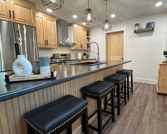 NEW! 3-bed farmhouse in Duncansville w AC, WiFi. Close to Blue Knob Ski Resort - Duncansville - Cocina