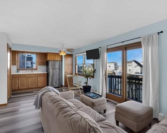 4br, 2.5 Ba Private Waterfront Home With In Law Suite. Great For Large Families - Toms River - Sala de estar