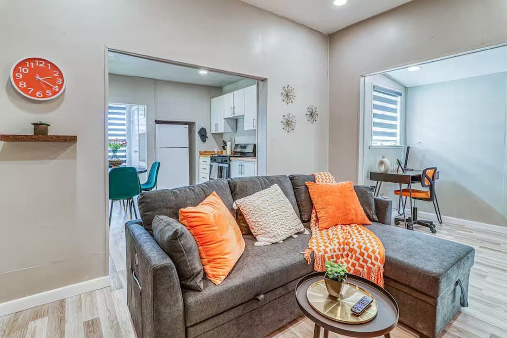 The Golden Dusk Cottage - El Paso - Living room