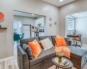 The Golden Dusk Cottage - El Paso - Living room