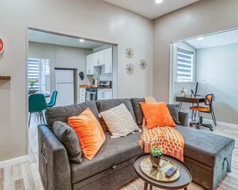 The Golden Dusk Cottage - El Paso - Living room