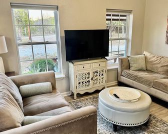 Cozy Country Cabin- Centrally Located- 2.5 Miles to Downtown! - Glen Rose - Living room