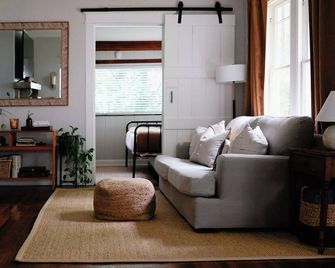 Bellmore Cottage in West Nashville - נאשוויל - סלון