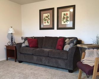Hobby Farm Apartment - Junction City - Living room