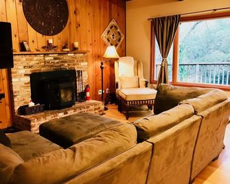 The Oak Haven! Private, Nature Retreat w/ Hot Tub in Wine Country! - Glen Ellen - Sala de estar