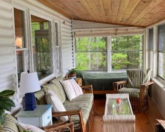Lovely Waterfront Cottage, Dog friendly, 4 miles from Town and Ocean - Camden - Huiskamer
