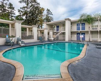 Motel 6 Cleveland TX - Cleveland - Piscina