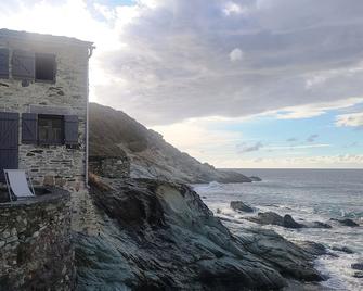 Directly at the water's'edge, in the front line on the rocks - Canari - Edificio